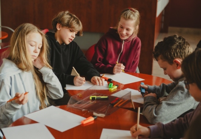 Warsztaty „Promujemy, zapowiadamy, opisujemy, sprzedajemy” dla uczennic i uczniów Szkoły Podstawowej nr 211 im. Janusza Korczaka. Fot. Marta Ankiersztejn