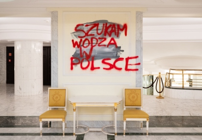 KRAJ(OBRAZ)WOJNY | wystawa Bartłomieja Kiełbowicza towarzysząca premierze TERMOPIL POLSKICH Tadeusza Micińskiego w reż. Jana Klaty. Fot. Marta Ankiersztejn