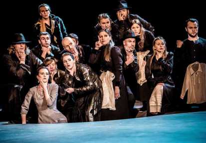 Scena zbiorowa w DZIADACH Adama Mickiewicza w reż. Eimuntasa Nekrošiusa. Fot. Krzysztof Bieliński