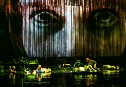 Scena zbiorowa w KRÓLU LEARZE Williama Shakespeare’a w reż. Grzegorza Wiśniewskiego. Fot. Marta Ankiersztejn