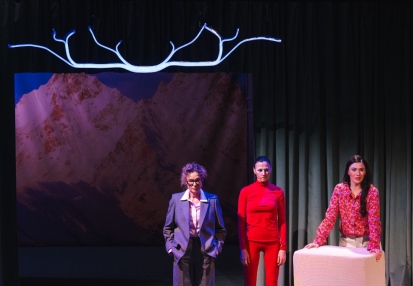 MĘŻCZYŹNI OBJAŚNIAJĄ MI ŚWIAT – próba dla mediów: Aleksandra Justa (Rebecca), Patrycja Soliman (Padawanka), Zuzanna Saporznikow (Agnieszka). Fot. Marta Ankiersztejn