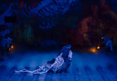 Scena zbiorowa, centralnie: Karol Pocheć (Książę Józef) w TERMOPILACH POLSKICH Tadeusza Micińskiego w reż. Jana Klaty. Fot. Karolina Jóźwiak 