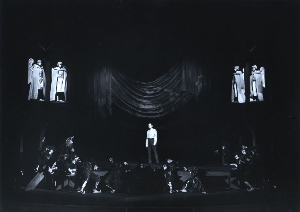 Scena zbiorowa, centralnie: Gustaw Holoubek (Gustaw-Konrad) w DZIADACH Adama Mickiewicza w reżyserii Kazimierza Dejmka. Premiera w Teatrze Narodowym 25 listopada 1967. Fot. Franciszek Myszkowski Scena zbiorowa, centralnie: Gustaw Holoubek (Gustaw-Konrad) w DZIADACH Adama Mickiewicza w reżyserii Kazimierza Dejmka. Premiera w Teatrze Narodowym 25 listopada 1967. Fot. Franciszek Myszkowski