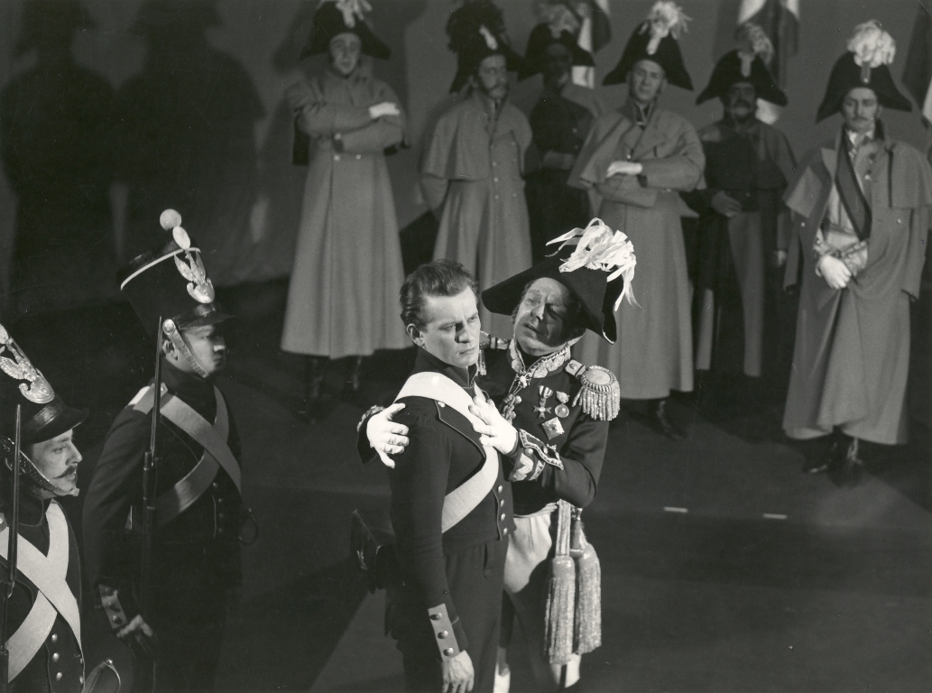 Scena zbiorowa. Centralnie: Tadeusz Łomnicki (Kordian), Jan Kurnakowicz (Książę Konstanty). Fot. Edward Hartwig, Franciszek Myszkowski / Archiwum Artystyczne Teatru Narodowego