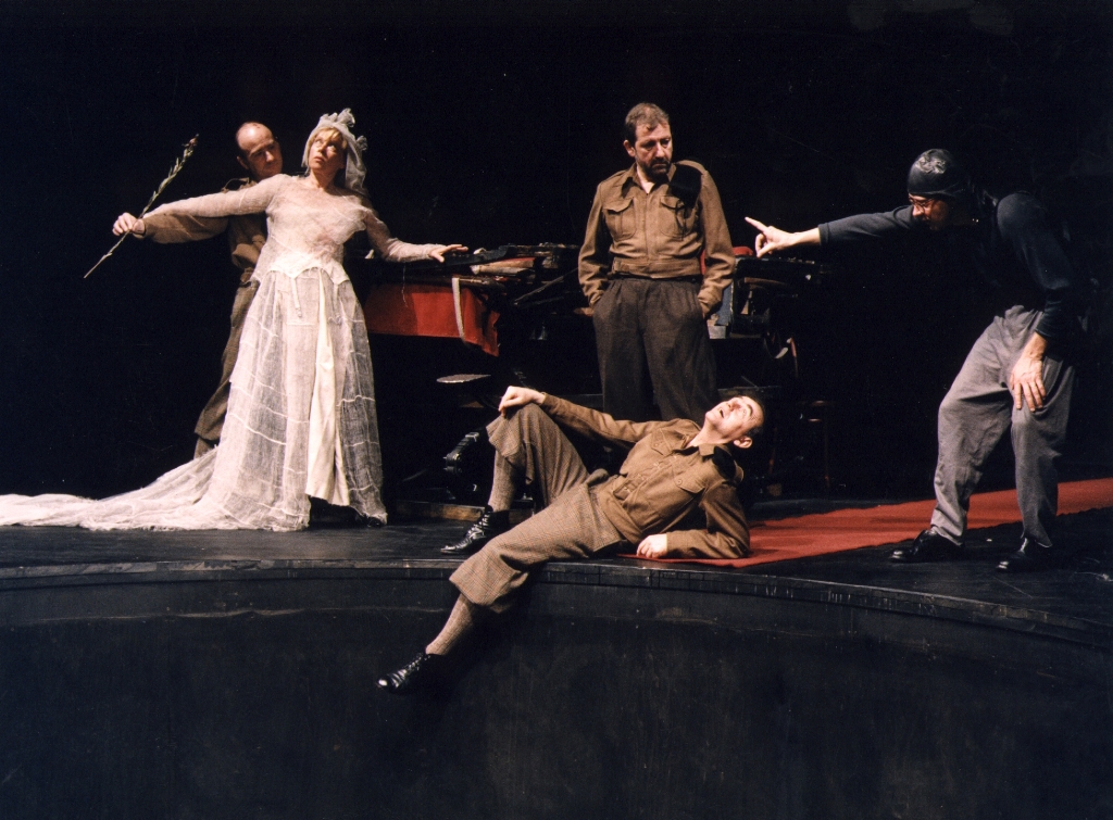 Emil Wesołowski (Sobowtór Henryka), Joanna Żółkowska (Mania), Mariusz Benoit (Władzio), Jan Peszek (Henryk), Wojciech Malajkat (Pijak). Fot. Wojciech Plewiński Emil Wesołowski (Sobowtór Henryka), Joanna Żółkowska (Mania), Mariusz Benoit (Władzio), Jan Peszek (Henryk), Wojciech Malajkat (Pijak). Fot. Wojciech Plewiński