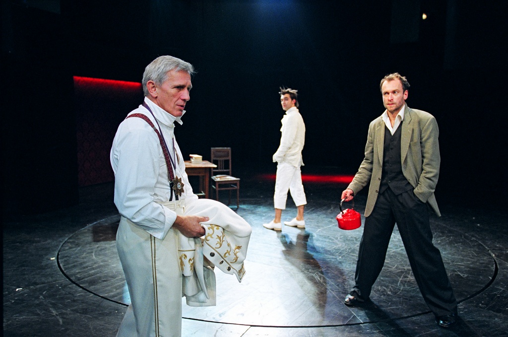 Jan Englert (Witold III), Marcin Przybylski (Witold I), Mariusz Bonaszewski (Witold II) w „Błądzeniu” wg Witolda Gombrowicza w reż. Jerzego Jarockiego. Prapremiera w Teatrze Narodowym 29 maja 2004. Fot. Stefan Okołowicz Jan Englert (Witold III), Marcin Przybylski (Witold I), Mariusz Bonaszewski (Witold II) w „Błądzeniu” wg Witolda Gombrowicza w reż. Jerzego Jarockiego. Prapremiera w Teatrze Narodowym 29 maja 2004. Fot. Stefan Okołowicz