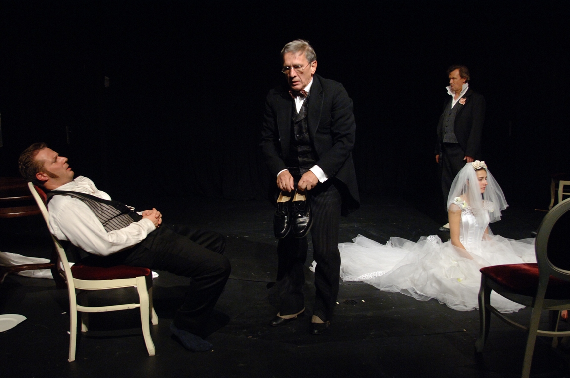 Grzegorz Małecki (Edek), Jan Englert (Eugeniusz), Jan Frycz (Stomil), Kamilla Baar (Ala) w „Tangu” Sławomira Mrożka w reż. Jerzego Jarockiego. Premiera w Teatrze Narodowym 29 października 2009. Fot. Stefan Okołowicz Grzegorz Małecki (Edek), Jan Englert (Eugeniusz), Jan Frycz (Stomil), Kamilla Baar (Ala) w „Tangu” Sławomira Mrożka w reż. Jerzego Jarockiego. Premiera w Teatrze Narodowym 29 października 2009. Fot. Stefan Okołowicz
