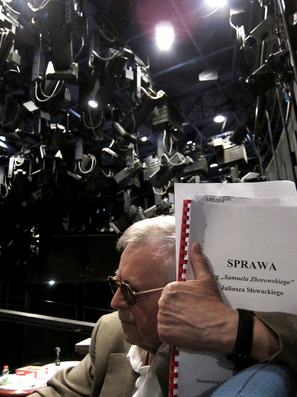 Jerzy Jarocki podczas prób „Sprawy” wg „Samuela Zborowskiego” Juliusza Słowackiego. Premiera w Teatrze Narodowym 17 września 2011. Fot. Stefan Okołowicz Jerzy Jarocki podczas prób „Sprawy” wg „Samuela Zborowskiego” Juliusza Słowackiego. Premiera w Teatrze Narodowym 17 września 2011. Fot. Stefan Okołowicz