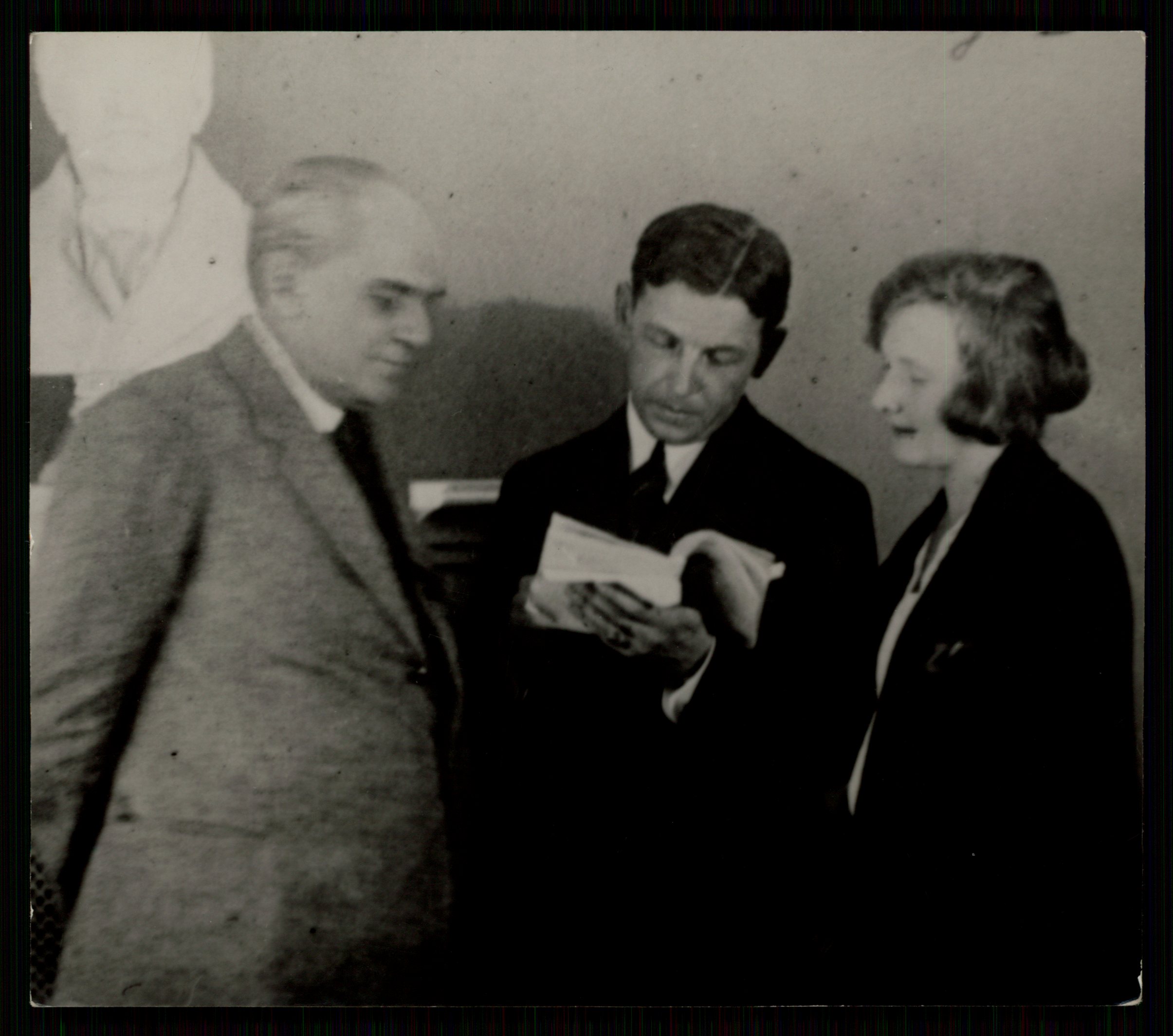 Stefan Żeromski, Juliusz Osterwa, Maria Malanowicz podczas przeglądania sztuki „Uciekła mi przepióreczka”, 1924. Biblioteka Narodowa Stefan Żeromski, Juliusz Osterwa, Maria Malanowicz podczas przeglądania sztuki „Uciekła mi przepióreczka”, 1924. Biblioteka Narodowa