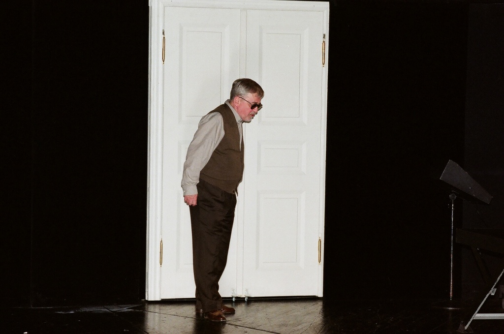Jerzy Jarocki podczas prób „Błądzenia” wg Witolda Gombrowicza. Prapremiera w Teatrze Narodowym 29 maja 2004. Fot. Stefan Okołowicz