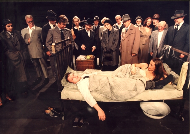 Scena zbiorowa w „Kartotece” Tadeusza Różewicza w reżyserii Kazimierza Kutza. Premiera w Teatrze Narodowym 29 maja 1999. Fot. Stefan Okołowicz Scena zbiorowa w „Kartotece” Tadeusza Różewicza w reżyserii Kazimierza Kutza. Premiera w Teatrze Narodowym 29 maja 1999. Fot. Stefan Okołowicz