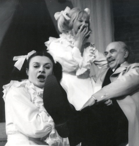 Anna Chodakowska (Bianka), Barbara Sułkowska (Paulina), Seweryn Butrym (Dziadek) w „Białym małżeństwie” Tadeusza Różewicza w reżyserii Tadeusza Minca. Premiera w Teatrze Narodowym 24 stycznia 1974. Fot. Renard Dudley Anna Chodakowska (Bianka), Barbara Sułkowska (Paulina), Seweryn Butrym (Dziadek) w „Białym małżeństwie” Tadeusza Różewicza w reżyserii Tadeusza Minca. Premiera w Teatrze Narodowym 24 stycznia 1974. Fot. Renard Dudley
