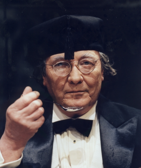 Ignacy Gogolewski (Laurenty) w „Na czworakach” Tadeusza Różewicza w reżyserii Kazimierza Kutza. Premiera w Teatrze Narodowym 26 stycznia 2001. Fot. Piotr Grześczyk Ignacy Gogolewski (Laurenty) w „Na czworakach” Tadeusza Różewicza w reżyserii Kazimierza Kutza. Premiera w Teatrze Narodowym 26 stycznia 2001. Fot. Piotr Grześczyk