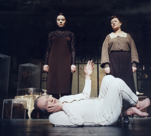 Bożena Stachura (Dziewczyna), Ignacy Gogolewski (Laurenty), Wiesława Niemyska (Pelasie) w „Na czworakach” Tadeusza Różewicza w reżyserii Kazimierz Kutza. Premiera w Teatrze Narodowym 26 stycznia 2001. Fot. Piotr Grześczyk Bożena Stachura (Dziewczyna), Ignacy Gogolewski (Laurenty), Wiesława Niemyska (Pelasie) w „Na czworakach” Tadeusza Różewicza w reżyserii Kazimierz Kutza. Premiera w Teatrze Narodowym 26 stycznia 2001. Fot. Piotr Grześczyk