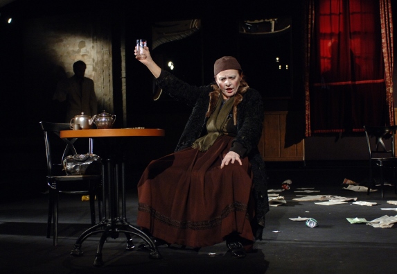 Anna Chodakowska (Stara Kobieta) w „Stara kobieta wysiaduje” Tadeusza Różewicza w reżyserii Stanisława Różewicza. Premiera w Teatrze Narodowym 30 marca 2007. Fot. Stefan Okołowicz Anna Chodakowska (Stara Kobieta) w „Stara kobieta wysiaduje” Tadeusza Różewicza w reżyserii Stanisława Różewicza. Premiera w Teatrze Narodowym 30 marca 2007. Fot. Stefan Okołowicz