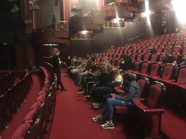 Wycieczka po teatrze „Scena nie jedna” dla uczennic i uczniów Szkoły Podstawowej nr 46 im. Stefana Starzyńskiego w Warszawie, prowadzenie – Agnieszka Leśniak, edukatorka. Fot. Teatr Narodowy Wycieczka po teatrze „Scena nie jedna” dla uczennic i uczniów Szkoły Podstawowej nr 46 im. Stefana Starzyńskiego w Warszawie, prowadzenie – Agnieszka Leśniak, edukatorka. Fot. Teatr Narodowy