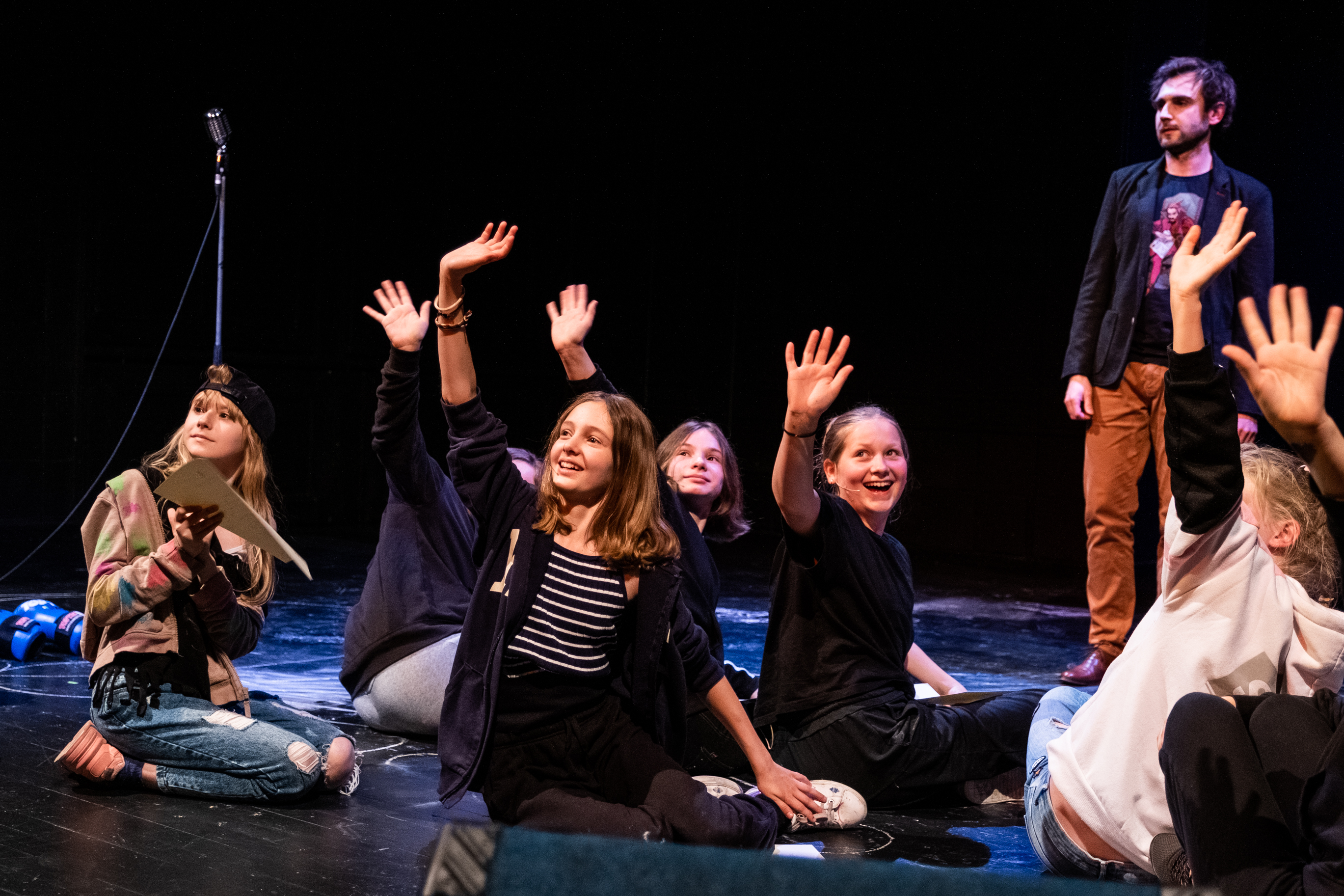 Warsztat BUTY pod opieką artystyczną Kacpra Matuli (01.06.2023) – po pokazie: Helena Pietrzak, Maja Januszkiewicz, Iga Kocemba, Blanka Bator, Kacper Matula (aktor TN). Fot. Marta Ankiersztejn