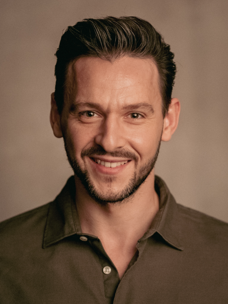 Mateusz Kmiecik, aktor Teatru Narodowego. Fot. Marta Ankiersztejn
