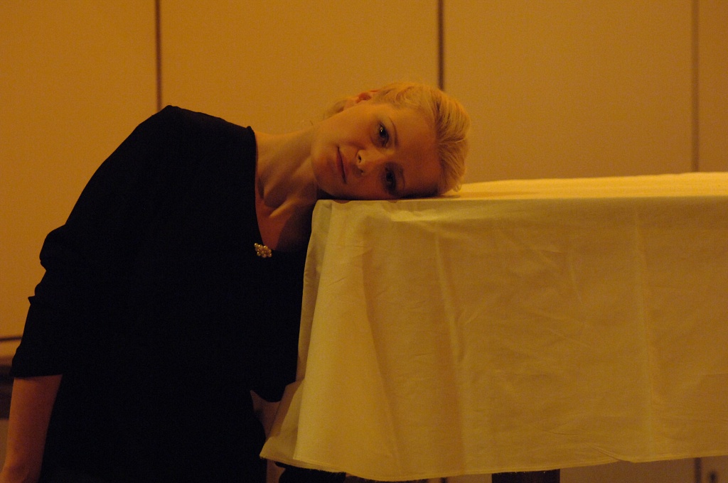 Małgorzata Kożuchowska w „Kosmosie” Gombrowicza w reż. Jerzego Jarockiego. Premiera w Teatrze Narodowym 16 października 2005. Fot. Stefan Okołowicz