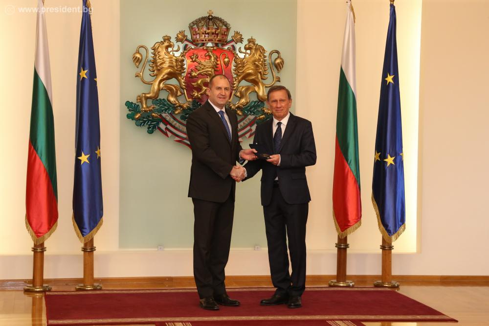 Prezydent Bułgarii Rumen Radew wręcza Janowi Englertowi Plakietę Honorową „Świętych Cyryla i Metodego”