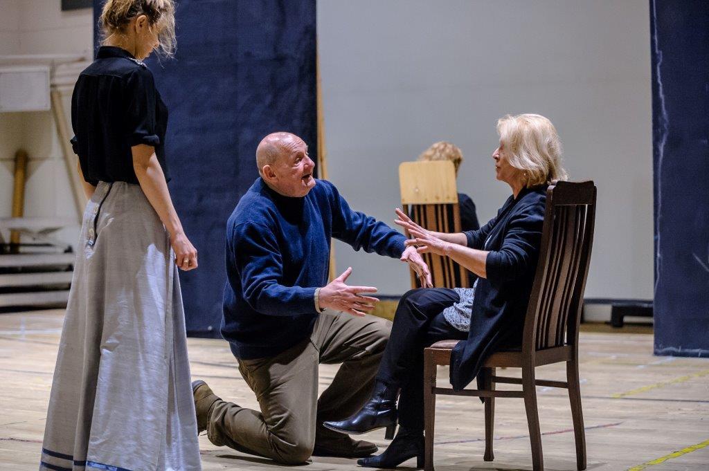 Milena Suszyńska (Anna), Maciej Prus (reżyser), Ewa Wiśniewska (Madame de Montreuil ) podczas próby do „Madame de Sade” Mishimy w reżyserii Macieja Prusa, premiera w Teatrze Narodowym 16 kwietnia 2016. Fot. Tomasz Urbanek / East News Milena Suszyńska (Anna), Maciej Prus (reżyser), Ewa Wiśniewska (Madame de Montreuil ) podczas próby do „Madame de Sade” Mishimy w reżyserii Macieja Prusa, premiera w Teatrze Narodowym 16 kwietnia 2016. Fot. Tomasz Urbanek / East News