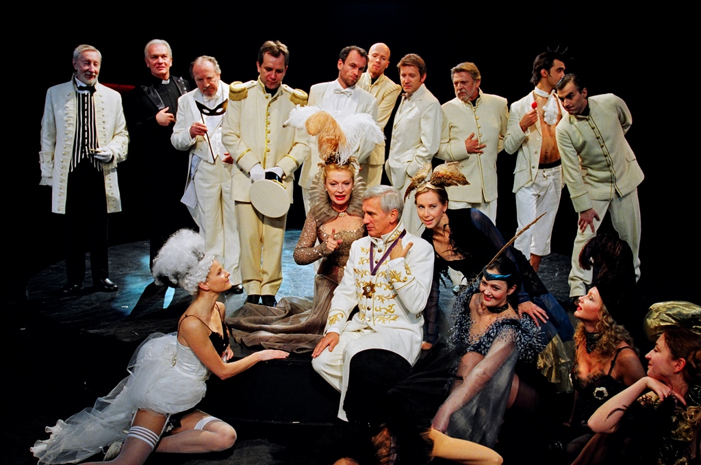 „Błądzenie” według Witolda Gombrowicza, reż. Jerzy Jarocki, praprem. 29 maja 2004. Scena zbiorowa. Fot. Stefan Okołowicz „Błądzenie” według Witolda Gombrowicza, reż. Jerzy Jarocki, praprem. 29 maja 2004. Scena zbiorowa. Fot. Stefan Okołowicz