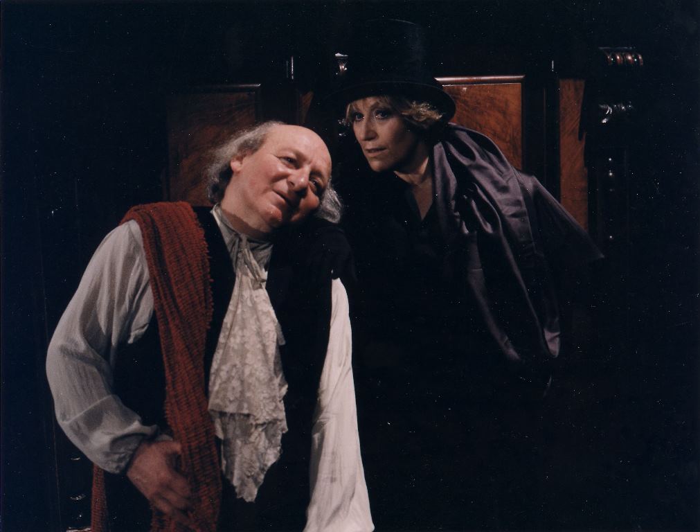 Jerzy Łapiński (Jan), Teresa Budzisz-Krzyżanowska (Don Belial de Gehenna) w „Saragossie” wg Jana Potockiego w reżyserii Tadeusza Bradeckiego. Premiera w Teatrze Narodowym 28 lutego 1998. Fot. Wojciech Plewiński Jerzy Łapiński (Jan), Teresa Budzisz-Krzyżanowska (Don Belial de Gehenna) w „Saragossie” wg Jana Potockiego w reżyserii Tadeusza Bradeckiego. Premiera w Teatrze Narodowym 28 lutego 1998. Fot. Wojciech Plewiński