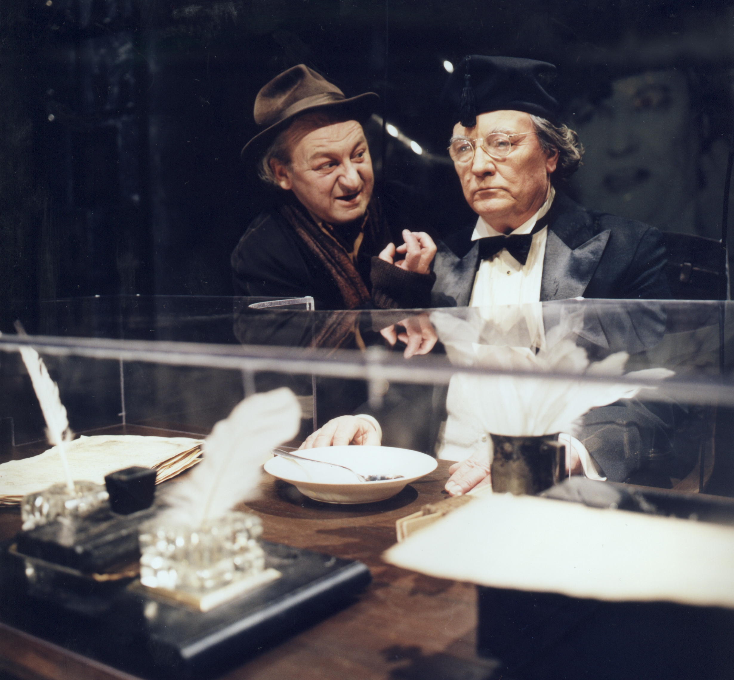 Jerzy Łapiński (Sitko), Ignacy Gogolewski (Laurenty) w „Na czworakach” Tadeusza Różewicza w reżyserii Kazimierza Kutza. Premiera w Teatrze Narodowym 26 stycznia 2001. Fot. Piotr Grześczyk Jerzy Łapiński (Sitko), Ignacy Gogolewski (Laurenty) w „Na czworakach” Tadeusza Różewicza w reżyserii Kazimierza Kutza. Premiera w Teatrze Narodowym 26 stycznia 2001. Fot. Piotr Grześczyk