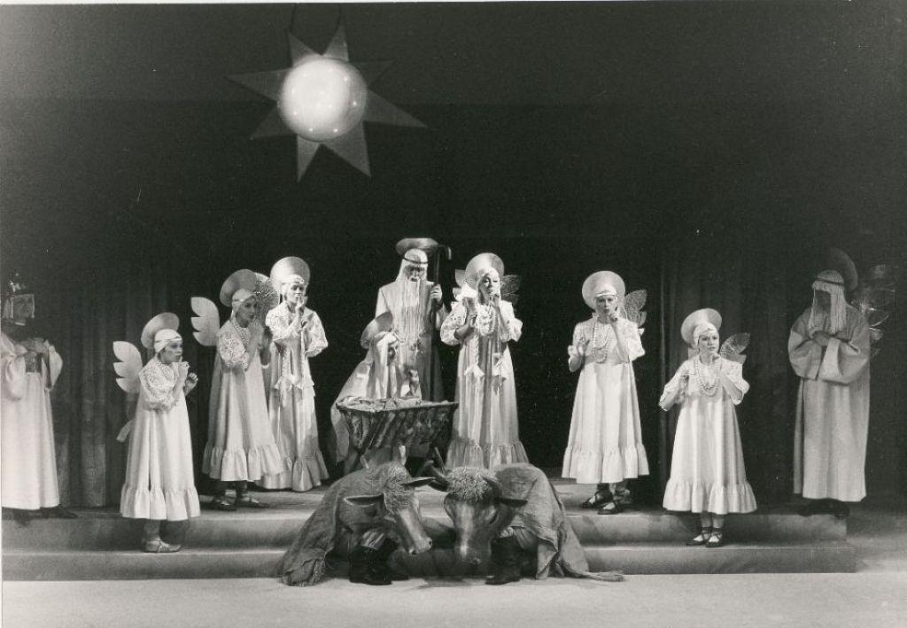 Scena zbiorowa z PASTORAŁKI Leona Schillera w reż. Barbary Fijewskiej. Premiera w Teatrze Narodowym 24 listopada 1988. Fot. Karina Łopieńska / Archiwum Artystyczne Teatru Narodowego