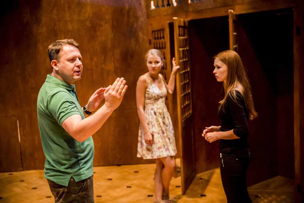 podczas próby BIAŁEGO MAŁŻEŃSTWA: Artur Tyszkiewicz – reżyser, Paulina Korthals (Paulina), Paulina Szostak (Bianka). Fot. Krzysztof Bieliński podczas próby BIAŁEGO MAŁŻEŃSTWA: Artur Tyszkiewicz – reżyser, Paulina Korthals (Paulina), Paulina Szostak (Bianka). Fot. Krzysztof Bieliński