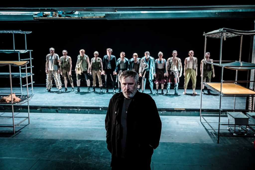 Scena zbiorowa, na pierwszym planie: Jerzy Radziwiłowicz (Prospero). Fot. Krzysztof Bieliński Scena zbiorowa, na pierwszym planie: Jerzy Radziwiłowicz (Prospero). Fot. Krzysztof Bieliński