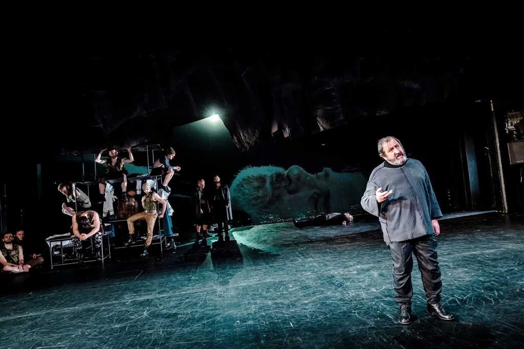 Scena zbiorowa, na pierwszym planie: Mariusz Benoit (Ariel / Kaliban). Fot. Krzysztof Bieliński Scena zbiorowa, na pierwszym planie: Mariusz Benoit (Ariel / Kaliban). Fot. Krzysztof Bieliński
