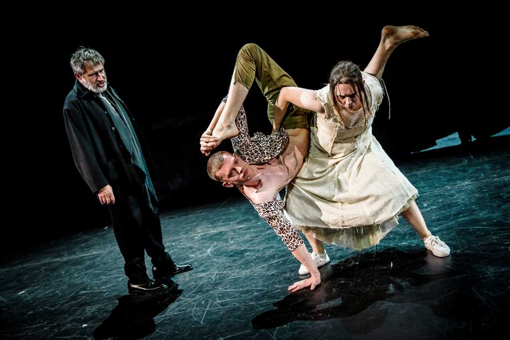 Jerzy Radziwiłowicz (Prospero), Daniel Namiotko (Ferdynand), Maja Kleszcz (Miranda). Fot. Krzysztof Bieliński