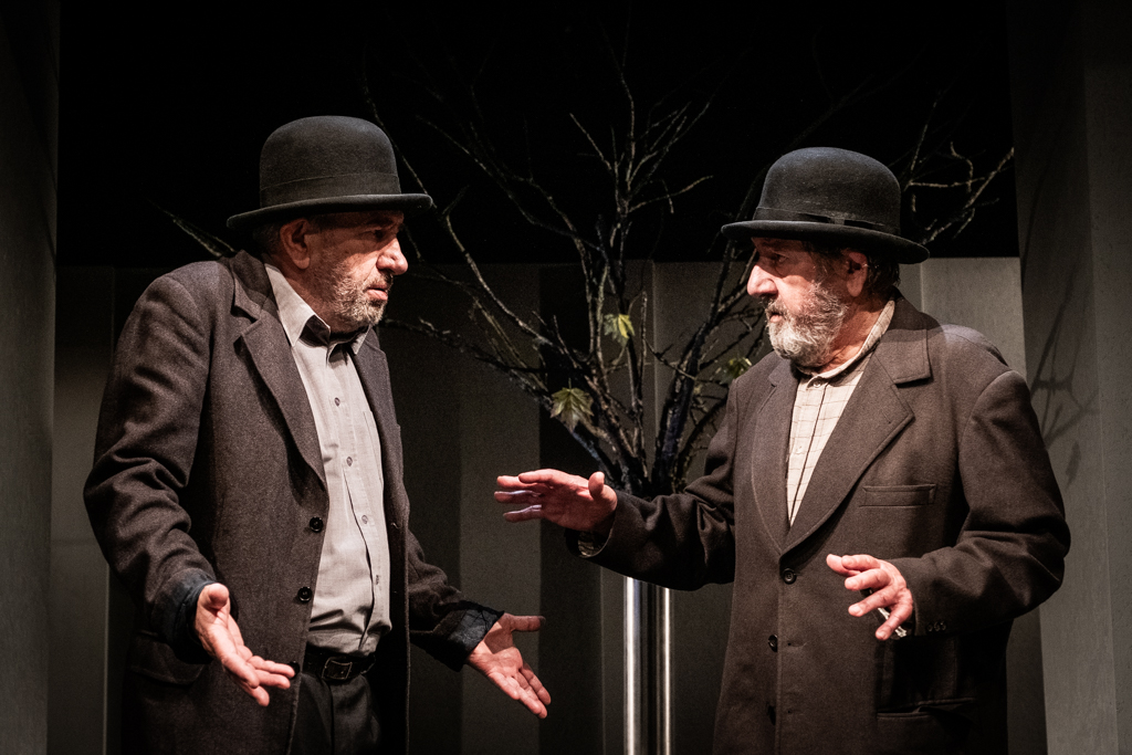 Jerzy Radziwiłowicz (Vladimir), Mariusz Benoit (Estragon). Fot. Marta Ankiersztejn 