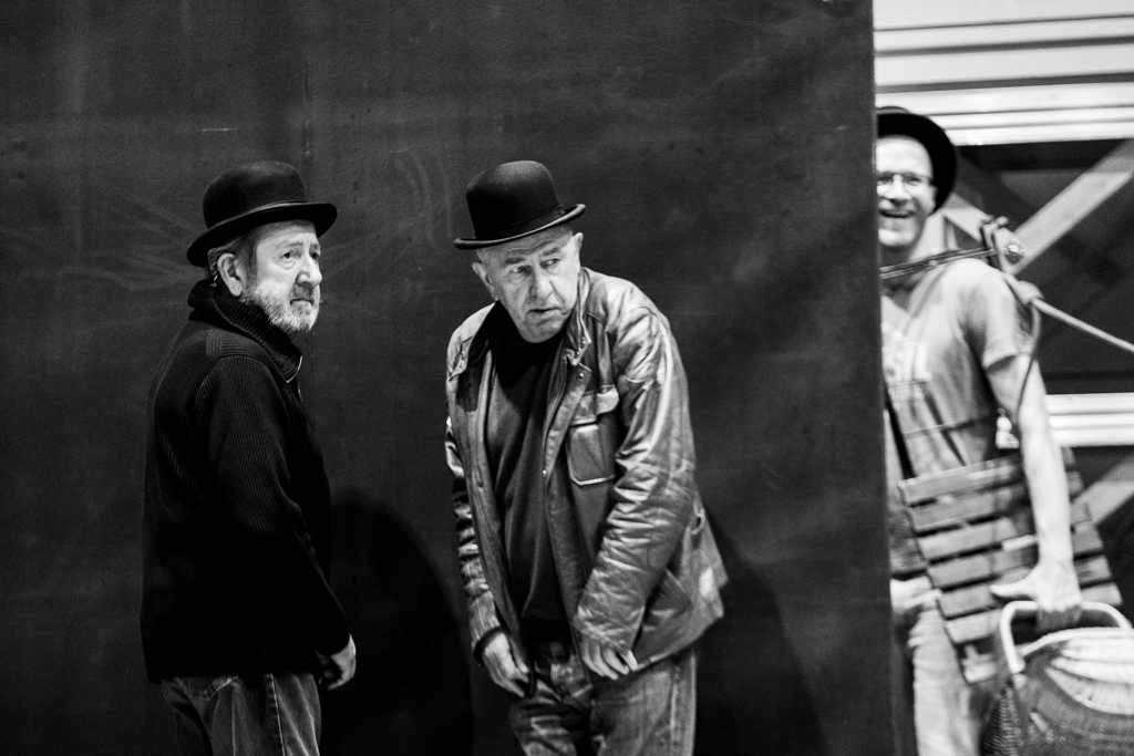 Mariusz Benoit (Estragon), Jerzy Radziwiłowicz (Vladimir), Bartłomiej Bobrowski (Lucky). Fot. Marta Ankiersztejn 