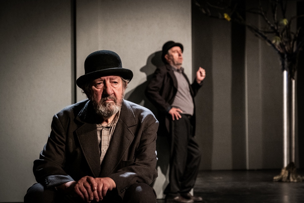 Mariusz Benoit (Estragon), Jerzy Radziwiłowicz (Vladimir). Fot. Marta Ankiersztejn Mariusz Benoit (Estragon), Jerzy Radziwiłowicz (Vladimir). Fot. Marta Ankiersztejn