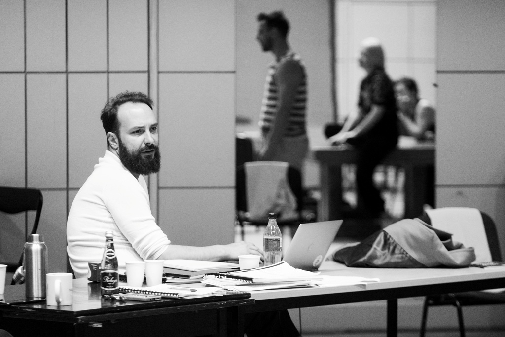 Próby DEKALOGU: Wojciech Faruga (reżyser). Fot. Marta Ankiersztejn Próby DEKALOGU: Wojciech Faruga (reżyser). Fot. Marta Ankiersztejn