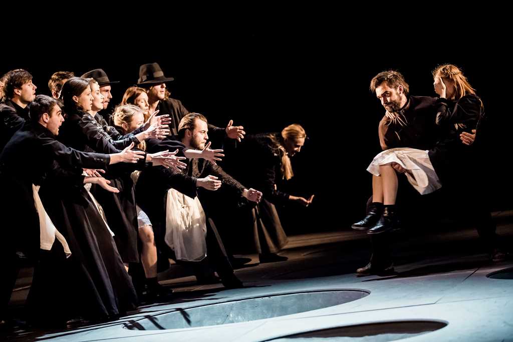 Scena zbiorowa, po prawej: Marcin Przybylski (Guślarz), Paulina Szostak (Dusza). Fot. Krzysztof Bieliński Scena zbiorowa, po prawej: Marcin Przybylski (Guślarz), Paulina Szostak (Dusza). Fot. Krzysztof Bieliński