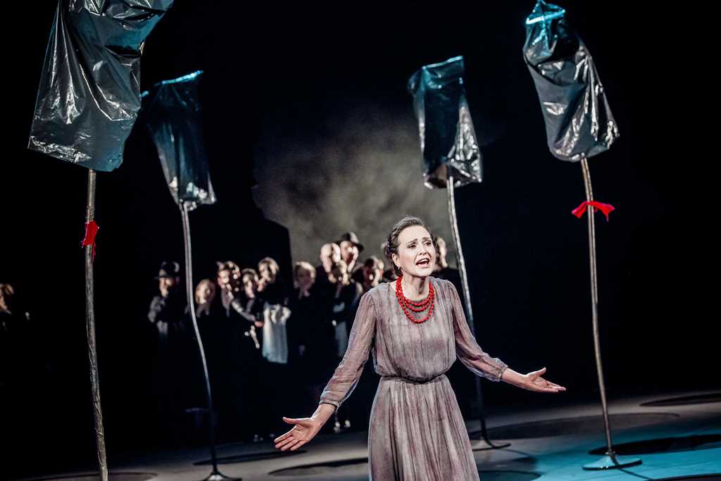 Scena zbiorowa, na pierwszym planie: Joanna Gryga (Zosia). Fot. Krzysztof Bieliński Scena zbiorowa, na pierwszym planie: Joanna Gryga (Zosia). Fot. Krzysztof Bieliński