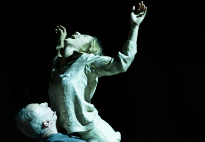 Cezary Kosiński (Faust), Hanna Wojtóściszyn (Małgorzata) w FAUŚCIE Johanna Wolfganga Goethego w reż. Wojciecha Farugi. Fot. Marta Ankiersztejn