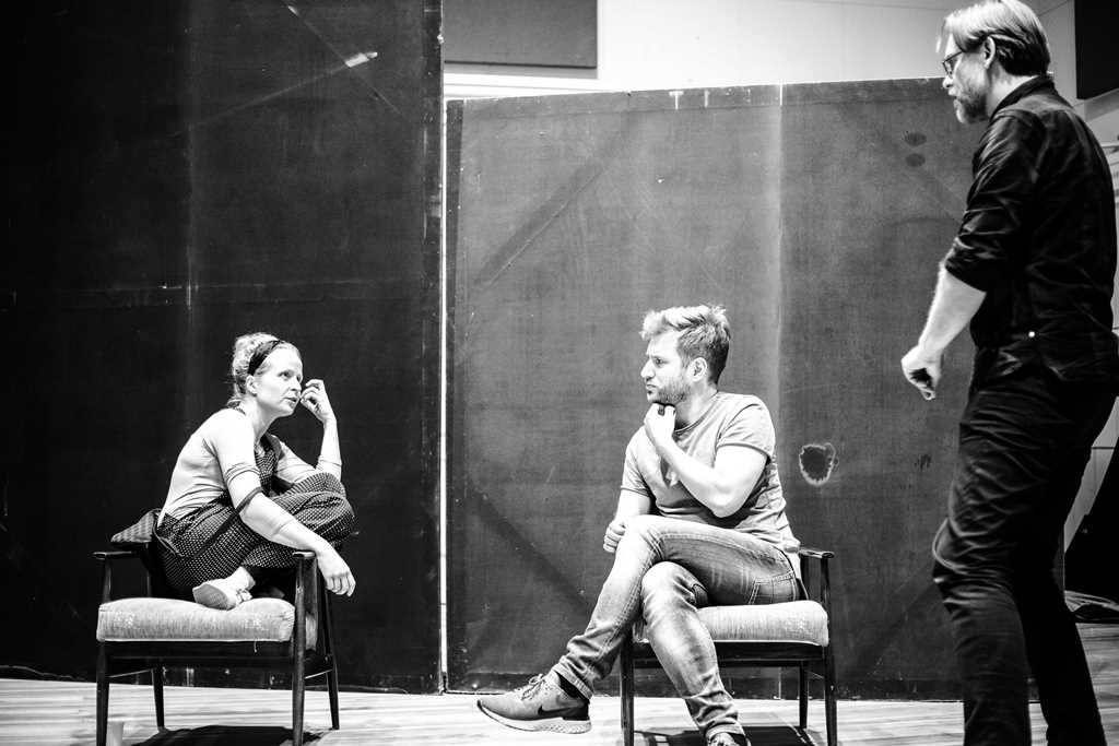 Próby do HEDDY GABLER: Dominika Kluźniak (Pani Elvsted), Kuba Kowalski (reżyser), Oskar Hamerski (Jørgen Tesman). Fot. Krzysztof Bieliński
