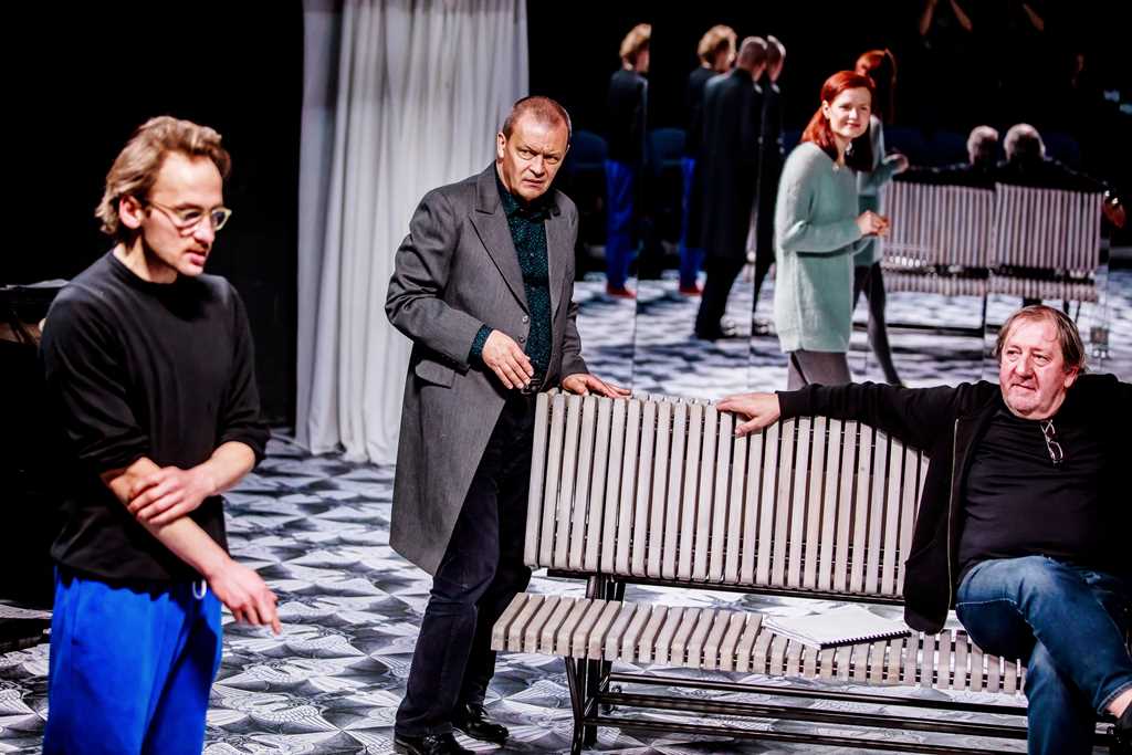 Próby do IDIOTY: Paweł Tomaszewski (Myszkin), Jan Frycz (Tocki), Wiktoria Gorodeckaja (Nastazja Filipowna), Mariusz Benoit (Lebiediew). Fot. Krzysztof Bieliński Próby do IDIOTY: Paweł Tomaszewski (Myszkin), Jan Frycz (Tocki), Wiktoria Gorodeckaja (Nastazja Filipowna), Mariusz Benoit (Lebiediew). Fot. Krzysztof Bieliński