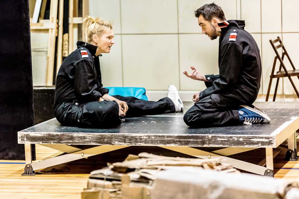 Próby do „IRONBOUND. Za torami, za mostem”: Ewa Konstancja Bułhak (Daria), Marcin Przybylski (Maks). Fot. Krzysztof Bieliński Próby do „IRONBOUND. Za torami, za mostem”: Ewa Konstancja Bułhak (Daria), Marcin Przybylski (Maks). Fot. Krzysztof Bieliński