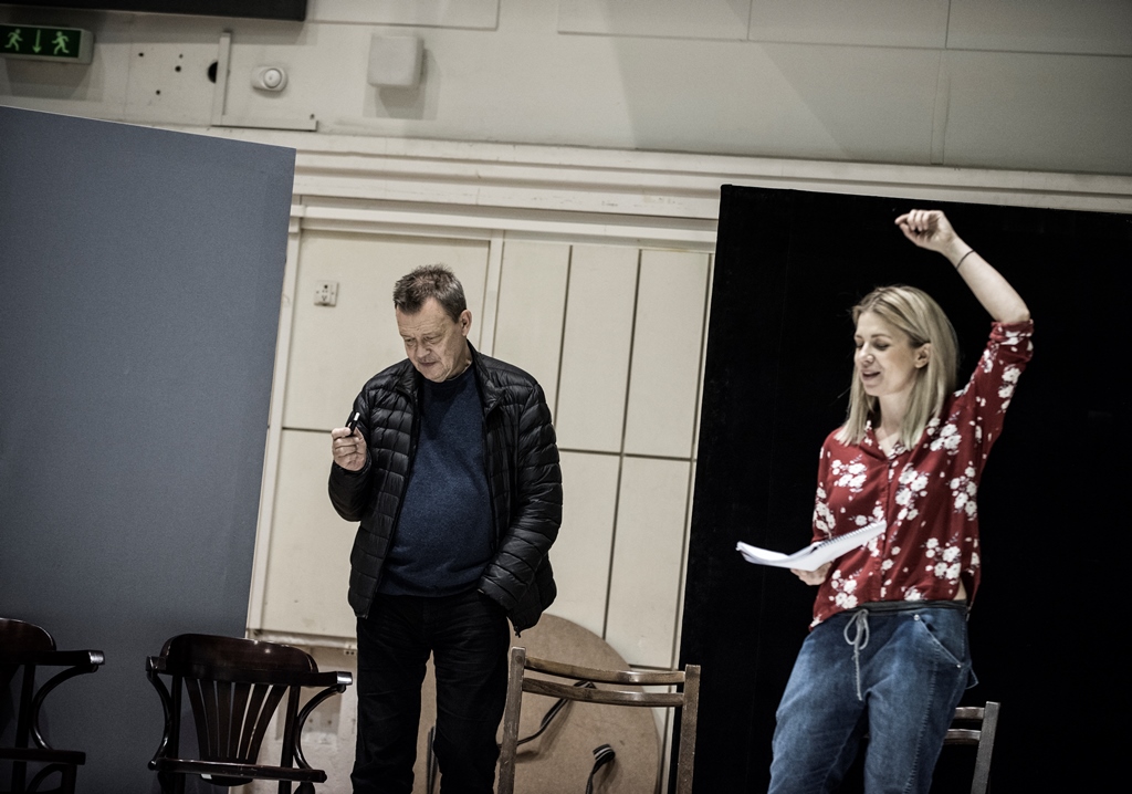 Próby do JAK BYĆ KOCHANĄ: Jan Frycz, Lena Frankiewicz (reżyserka). Fot. Magda Hueckel Próby do JAK BYĆ KOCHANĄ: Jan Frycz, Lena Frankiewicz (reżyserka). Fot. Magda Hueckel