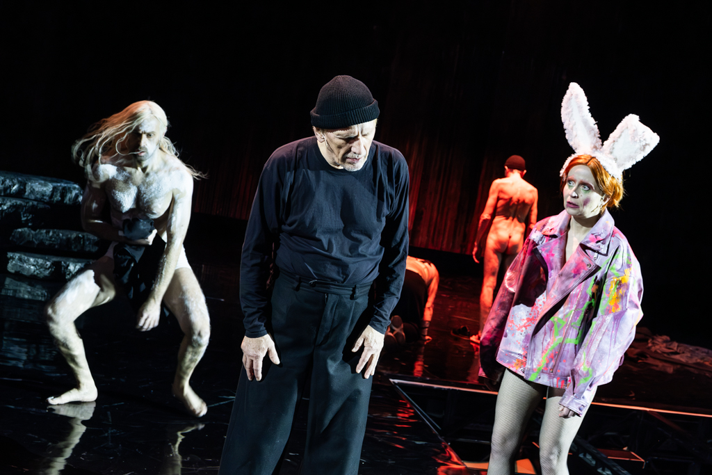 Mateusz Rusin (Edgar), Jan Englert (Lear, król Brytanii), Dominika Kluźniak (Kordelia / Błazen). Fot. Marta Ankiersztejn 