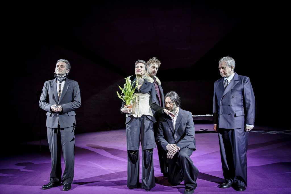Przemysław Stippa (Wilhelm Cecil), Danuta Stenka (Elżbieta), Mateusz Rusin (Robert Dudley), Marcin Przybylski (Hrabia Aubespine), Jarosław Gajewski (Georg Talbot). Fot. Krzysztof Bieliński Przemysław Stippa (Wilhelm Cecil), Danuta Stenka (Elżbieta), Mateusz Rusin (Robert Dudley), Marcin Przybylski (Hrabia Aubespine), Jarosław Gajewski (Georg Talbot). Fot. Krzysztof Bieliński