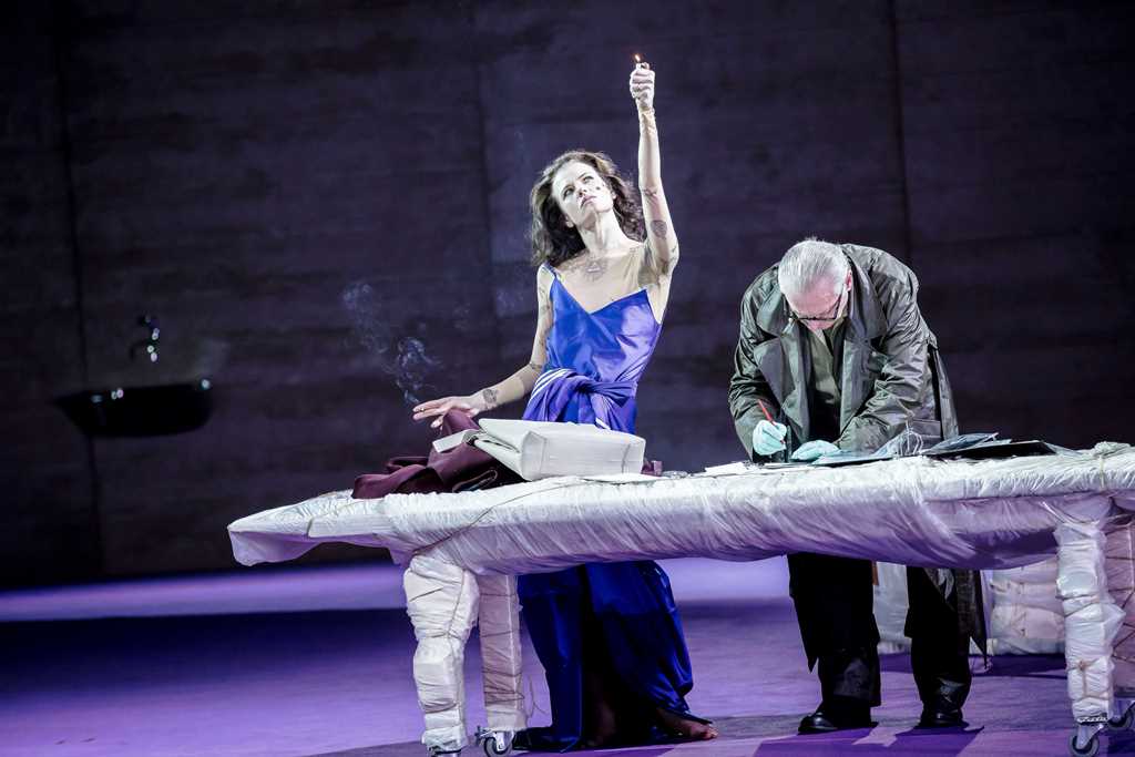 Wiktoria Gorodeckaja (Maria Stuart), Wiesław Cichy (Amias Paulet). Fot. Krzysztof Bieliński Wiktoria Gorodeckaja (Maria Stuart), Wiesław Cichy (Amias Paulet). Fot. Krzysztof Bieliński