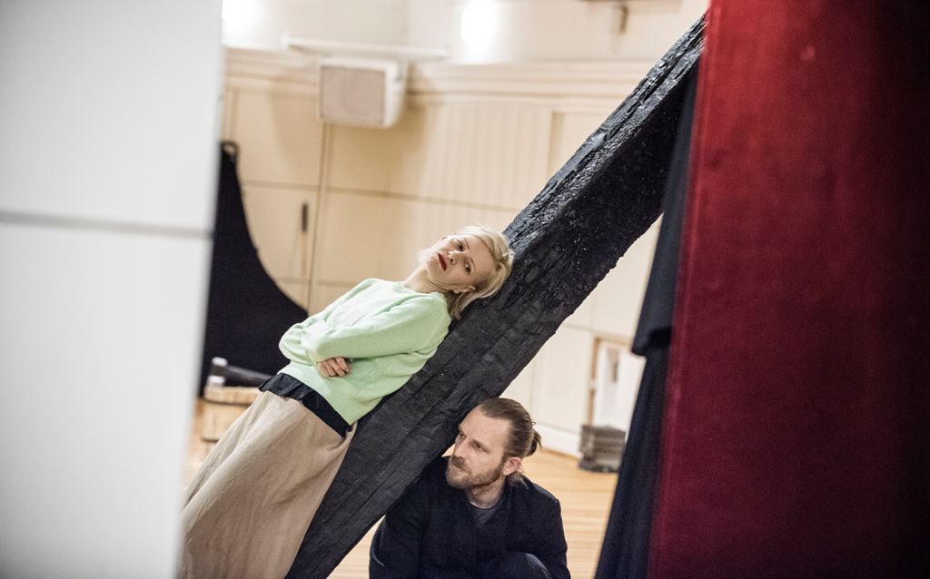 Próby do MATKI JOANNY OD ANIOŁÓW: Małgorzata Kożuchowska (Joanna), Karol Pocheć (Suryn). Fot. Magda Hueckel Próby do MATKI JOANNY OD ANIOŁÓW: Małgorzata Kożuchowska (Joanna), Karol Pocheć (Suryn). Fot. Magda Hueckel