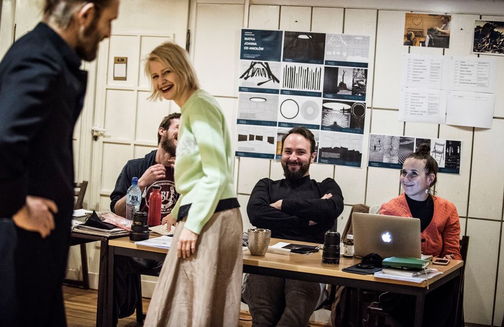 Próby do MATKI JOANNY OD ANIOŁÓW: Karol Pocheć (Suryn), Krystian Łysoń – ruch sceniczny, Małgorzata Kożuchowska (Joanna), Wojciech Faruga – reżyseria, Julia Holewińska – dramaturgia. Fot. Magda Hueckel Próby do MATKI JOANNY OD ANIOŁÓW: Karol Pocheć (Suryn), Krystian Łysoń – ruch sceniczny, Małgorzata Kożuchowska (Joanna), Wojciech Faruga – reżyseria, Julia Holewińska – dramaturgia. Fot. Magda Hueckel