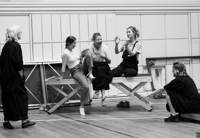 MORALNOŚĆ PANI DULSKIEJ – próby: Anna Augustynowicz – reżyserka, Paulina Szostak (Hesia Dulska), Małgorzata Kożuchowska (Pani Dulska), Michalina Łabacz (Mela Dulska), Hanna Wojtóściszyn (Hanka). Fot. Marta Ankiersztejn